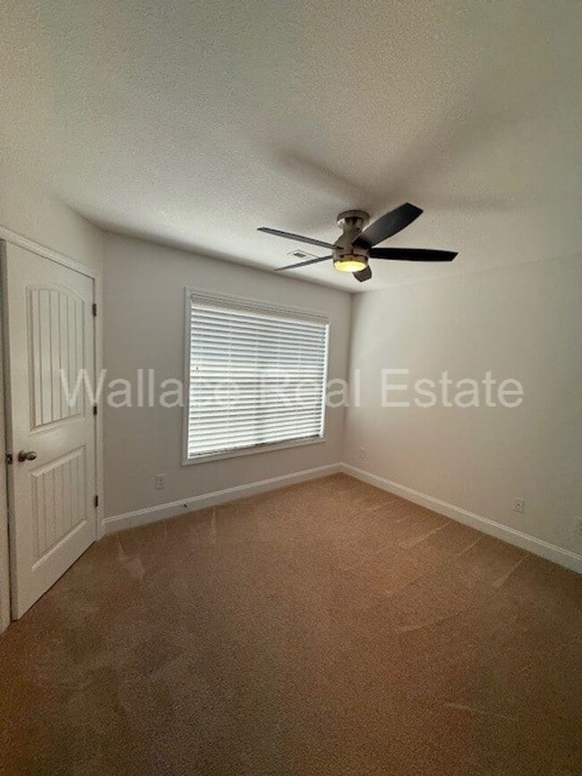 Building Photo - LOCATED IN HALLS:  BEAUTIFUL 2 STORY HOME WITH 3 BEDROOMS AND 2.5 BATHS