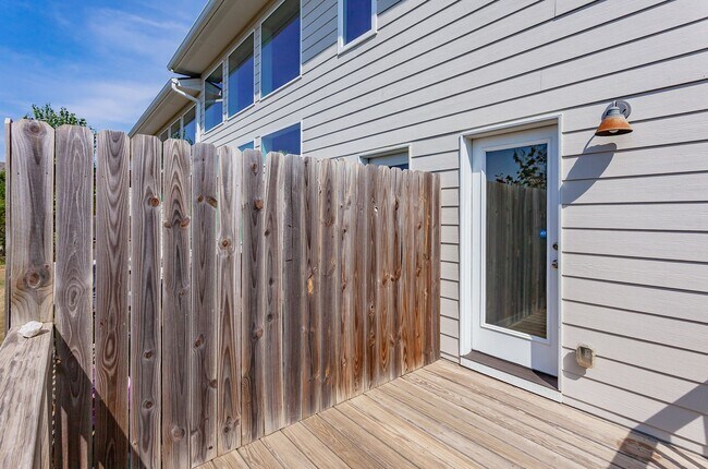 Building Photo - HUGE TOWNHOME!! 2 Bedroom, 3.5 Bathroom Townhome in Grimes!