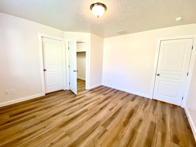 Building Photo - 4 bedroom PLUS office or 5th bedroom in NW Meridian Avail Mid August