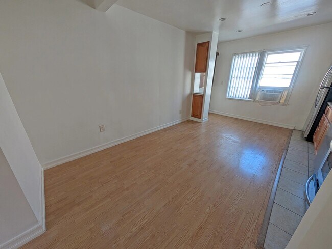 Interior Photo - 1051 S Wooster St