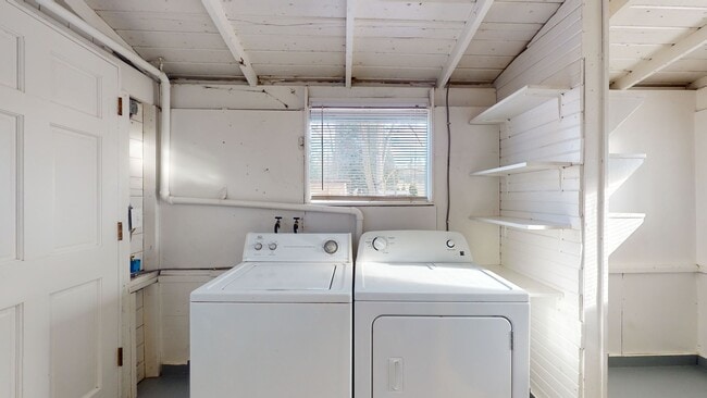 Building Photo - Charming Two Bedroom In the Heart of Downtown Kent !