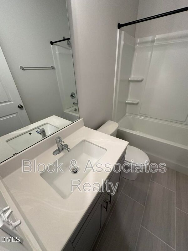 Building Photo - 608 Gimari Dr