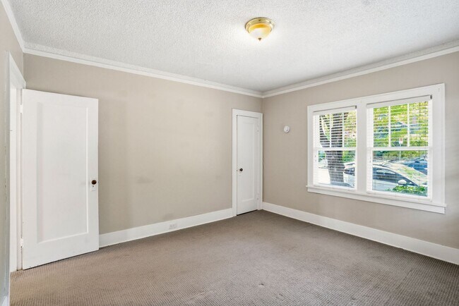 Building Photo - MF 43 - Kelly Avenue