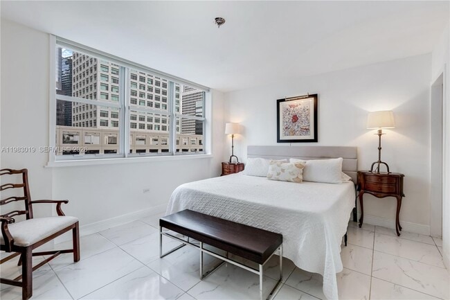 Building Photo - 825 Brickell Bay Dr