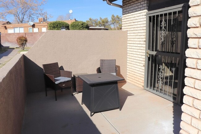 Building Photo - Beautiful remodeled 3 bedroom 2.5 bathroom in down town St George!