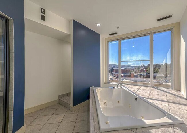 Building Photo - Fabulous ENTIRE 5th Floor DOWNTOWN 4/3.5 L...