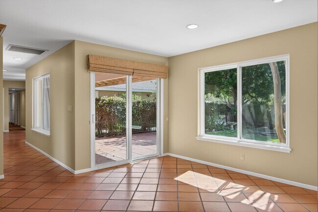 Building Photo - 1525 Fairway Dr