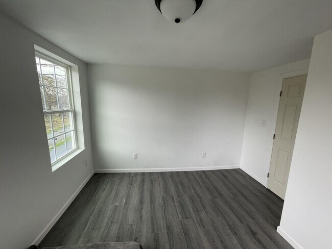 Building Photo - 252 River Rd