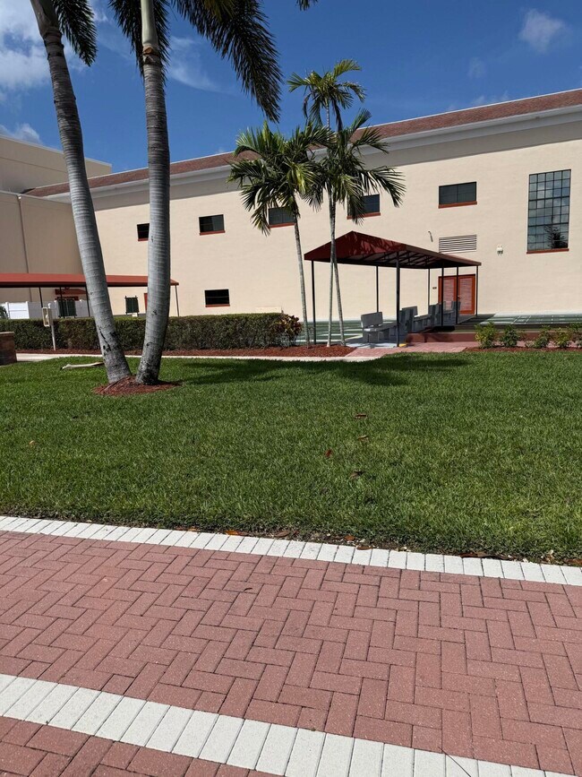 Building Photo - 1066 Ainslie Dr