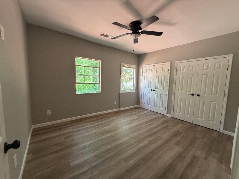 Building Photo - 202 Oakwood Cir