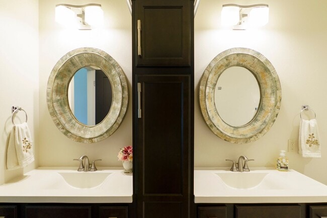 Building Photo - 3 Bedroom Townhome Available August 1st, 2026