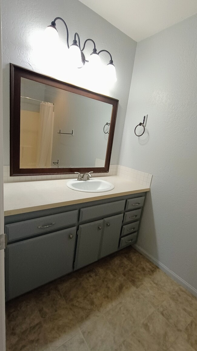 Building Photo - 1013 S Sunshine Ave