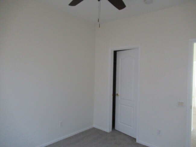 Building Photo - 4 Bedroom / 3.5 Bath Chandler Home in Gated Lake Community!