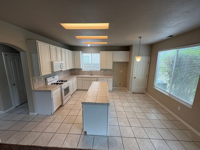 Building Photo - Spacious NW Visalia home Near Shopping Center Available Now!