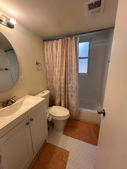 Building Photo - 1615 Kenyon St NW