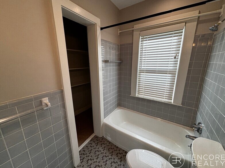 Building Photo - 222 Banks St