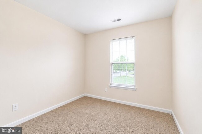 Building Photo - 638 Villager Cir