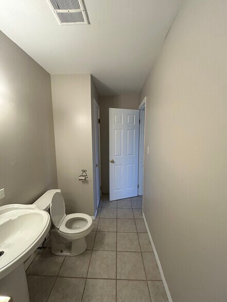 Building Photo - 1075 Valley Ln