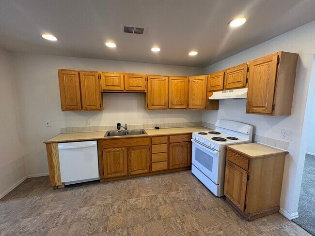 Building Photo - Fully Renovated 3 Bed 2.5 Bath Townhome w/ 1 Car Garage & Yard!