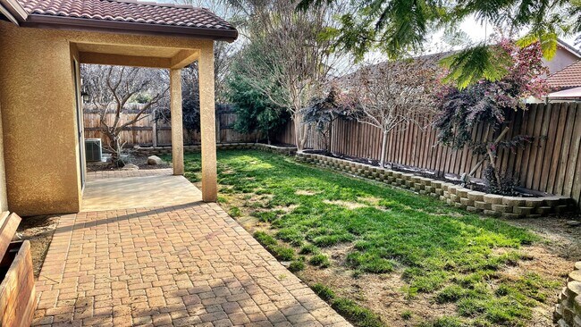 Building Photo - 6245 W Whitley Ave