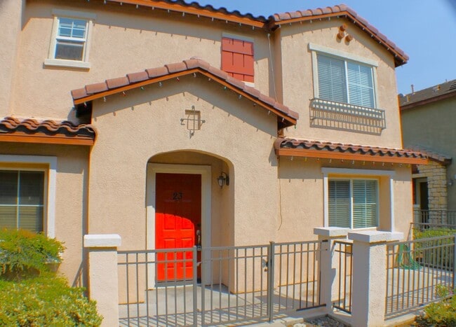 Building Photo - Roomy Palacio Del Oro North Townhome