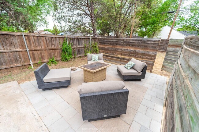 Building Photo - AUGUST PRE-LEASE! ADORABLE 3 bedroom!