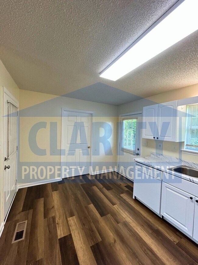 Building Photo - Quiet location in North Cleveland!