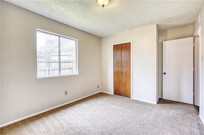 Building Photo - Large single story home in Bedford