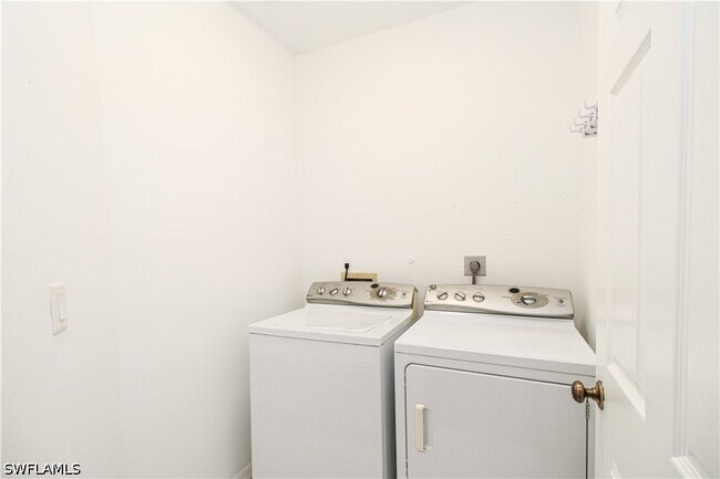 Building Photo - 135 Lady Palm Dr