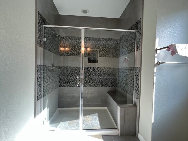 Building Photo - 215 Burbank St