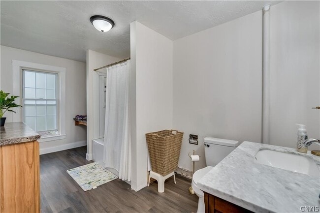 Building Photo - 380 Brainard St