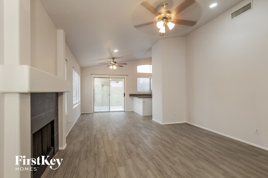 Building Photo - 4605 E Grovers Ave