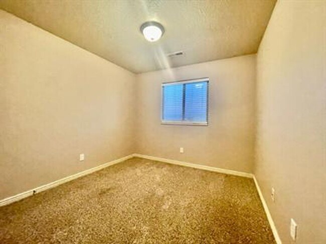 Building Photo - Hidden Valley Townhome!