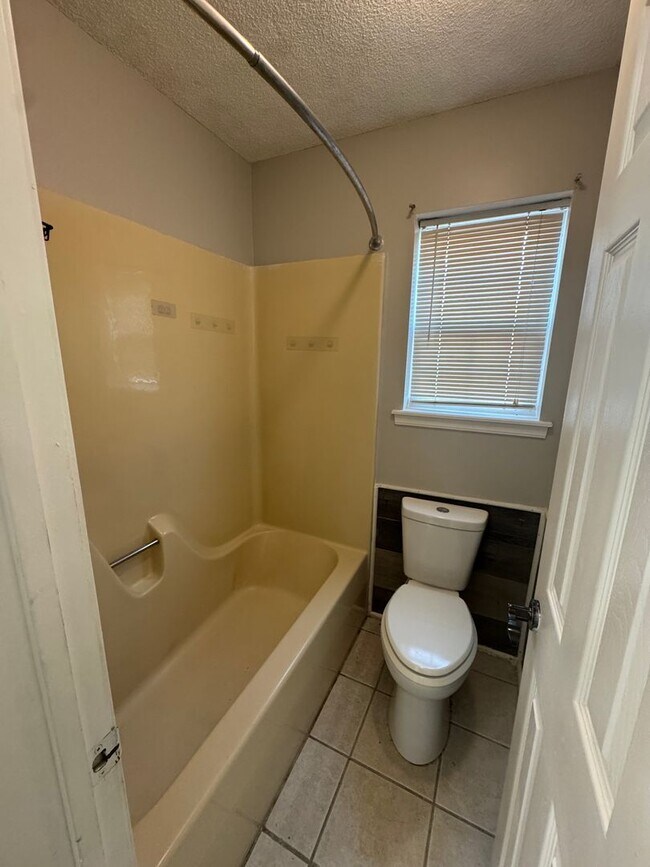 Building Photo - 3 BEDROOM  2 BATH 2 CAR GARAGE SITTING ON A CORNER LOT.  FEATURES INCLUDE: WASHER & DRYER HOOKUPS...