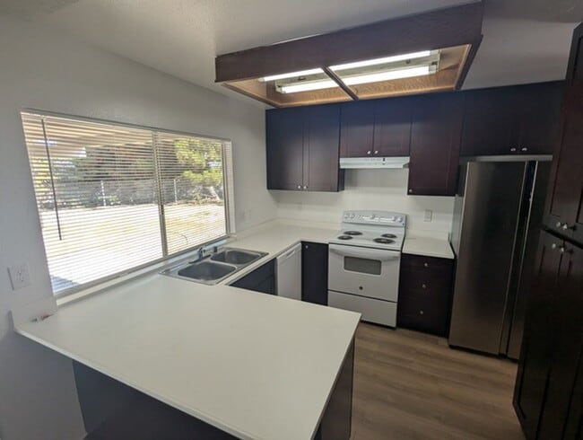 Building Photo - 4 Bedroom, 2 Bath - Single Story Home in P...