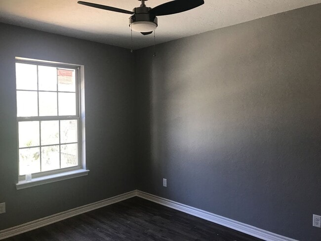 Building Photo - 306 W Sycamore Ln