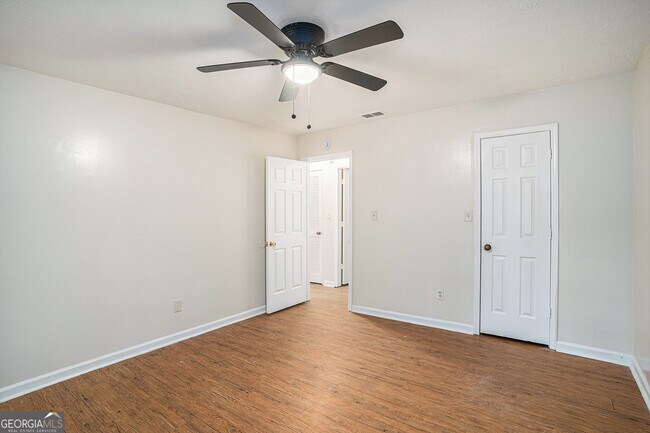 Building Photo - 2610 Golfview Terrace SE