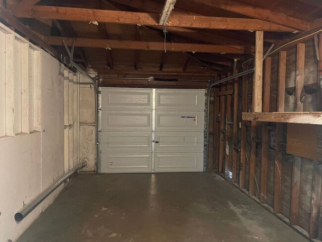 Building Photo - 2+1 READY NOW w/garage