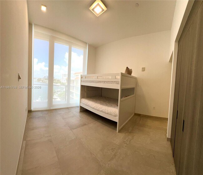 Building Photo - 3581 E Glencoe St