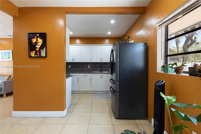 Building Photo - 250 NE 170th St