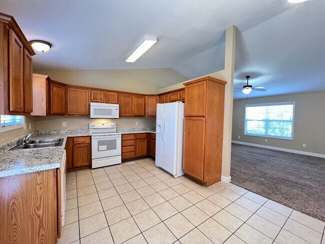Building Photo - FOUNTAIN CITY: 3 BEDROOM, 2 BATH IN MAPLE ...