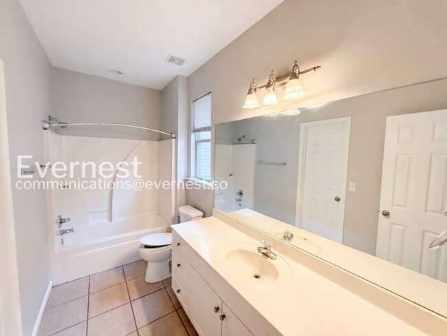 Building Photo - 3-Bed/2-Bath Home with Fenced Yard/Available Now!