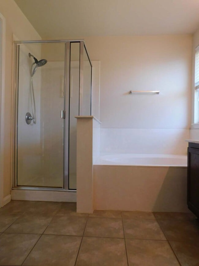 Building Photo - Available Now!!!! Beautiful home located i...