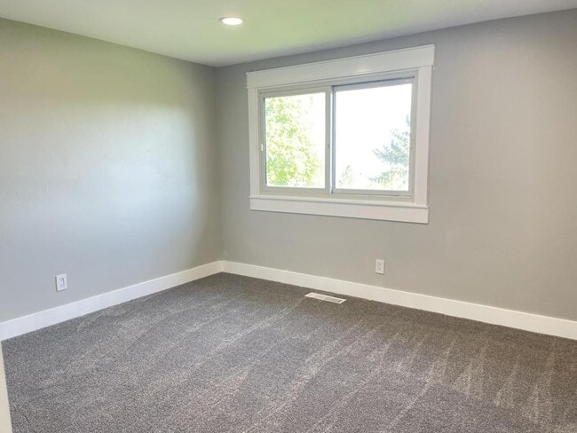 Building Photo - 2240 E Summit Dr