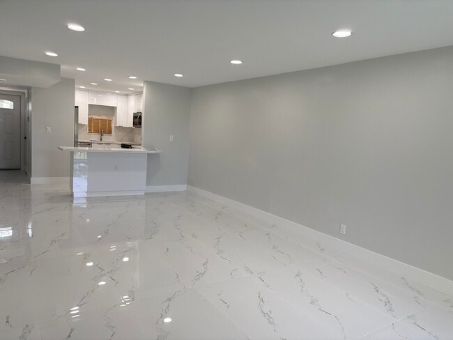 Building Photo - 700 S Hollybrook Dr