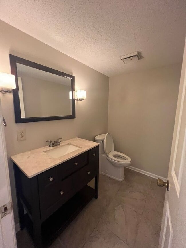 Building Photo - 6-7 month lease term!!! Popular town home ...