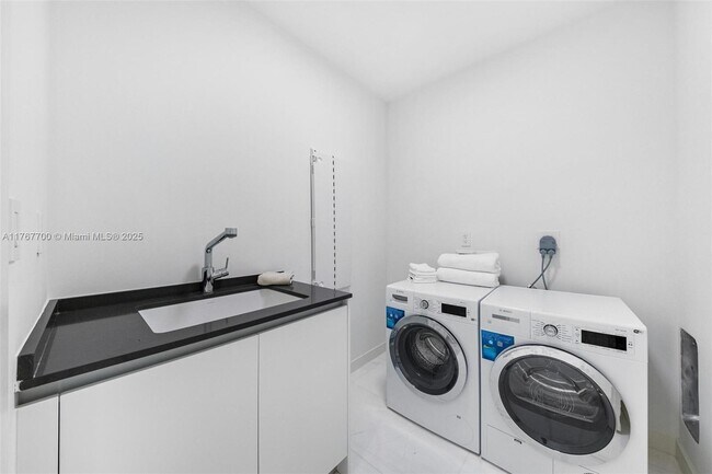 Building Photo - 300 Biscayne Blvd Way