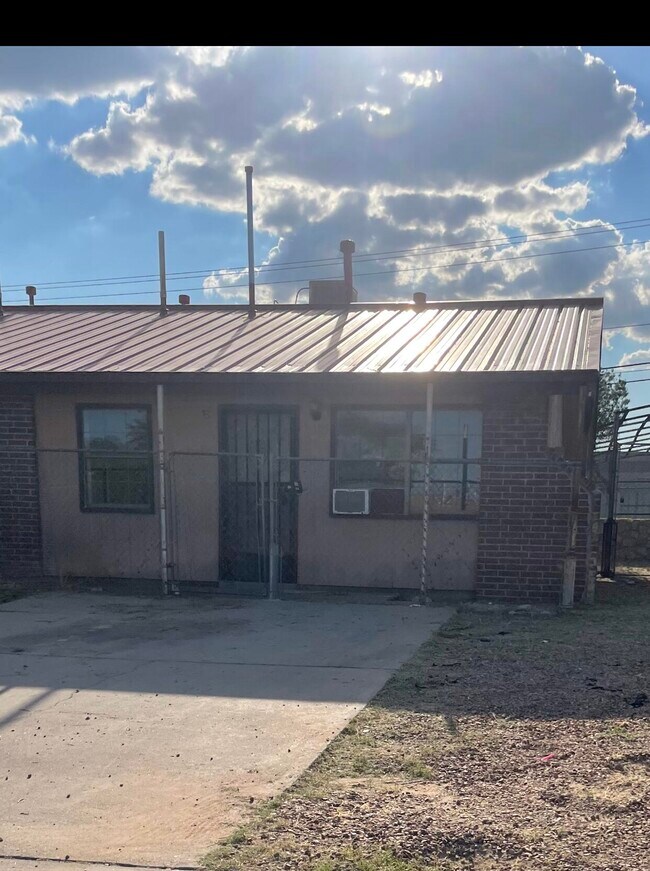 Primary Photo - 2105 Lake Omega St