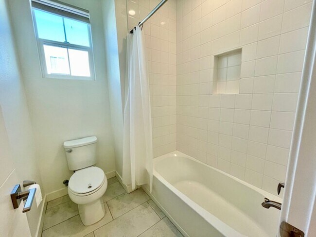 Building Photo - Spacious Newer Townhome in great Goleta Location