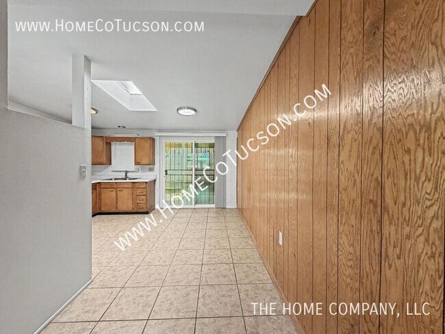 Building Photo - 1430 E Iowa Dr